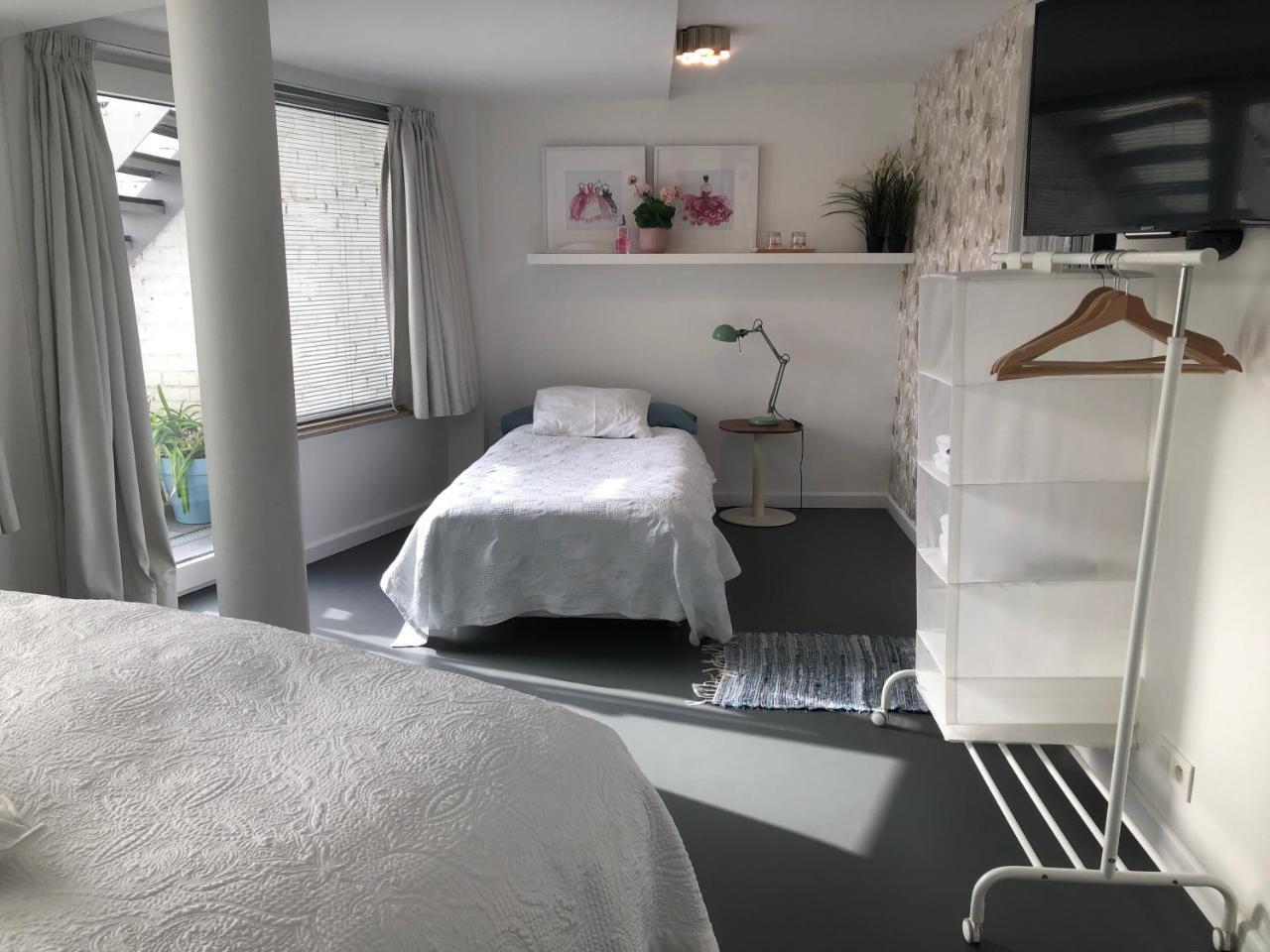 Guesthouse Poppies , Free Parking Остенде Екстериор снимка